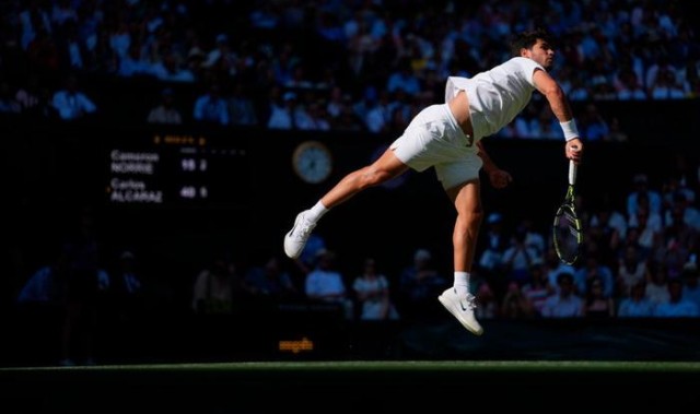 连续3年跻身温网四强！阿卡三盘速胜晋级，豪夺巡回赛23连胜