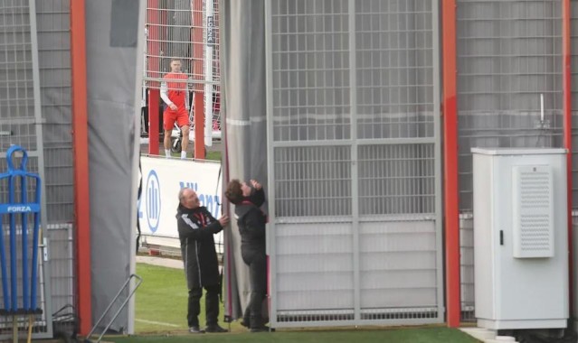 图片报：基米希被拍到参加合练，拜仁员工用幕布进行了遮挡