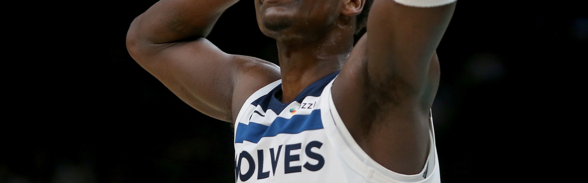 官方网站-乏善可陈！爱德华兹半场11投4中 仅得到9分3板2助&amp;正负值-11