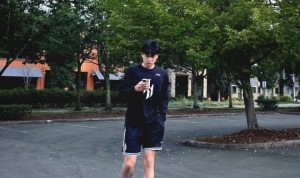 杨瀚森工作室官博晒小杨近照：波特兰的秋